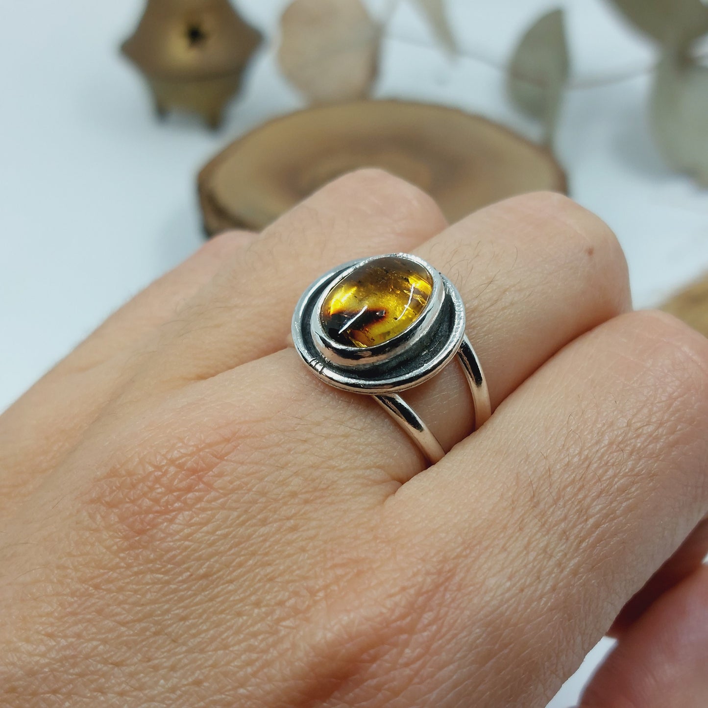 Anillo de plata con ámbar natural.