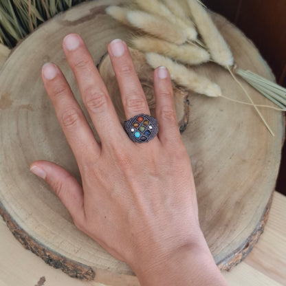 Anillo de macramé con los 7 chakras.