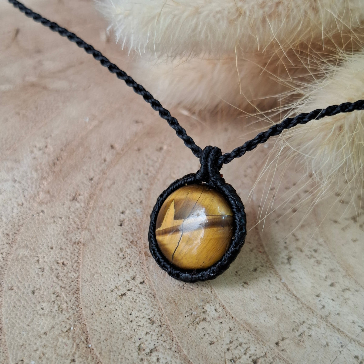 Colgante básico de macramé con ojo de tigre