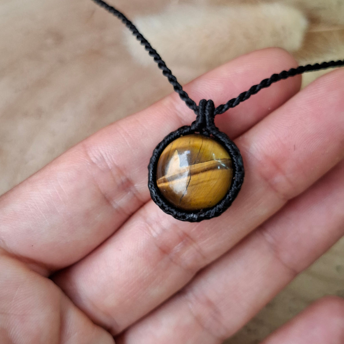 Colgante básico de macramé con ojo de tigre