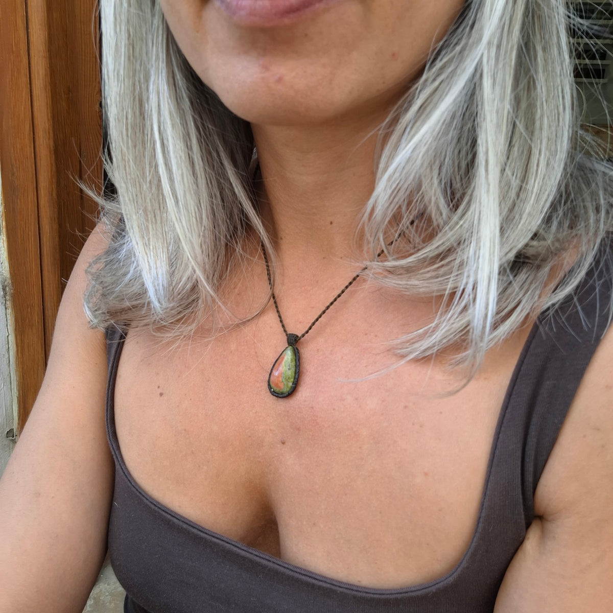 Colgante de macramé con Unakita