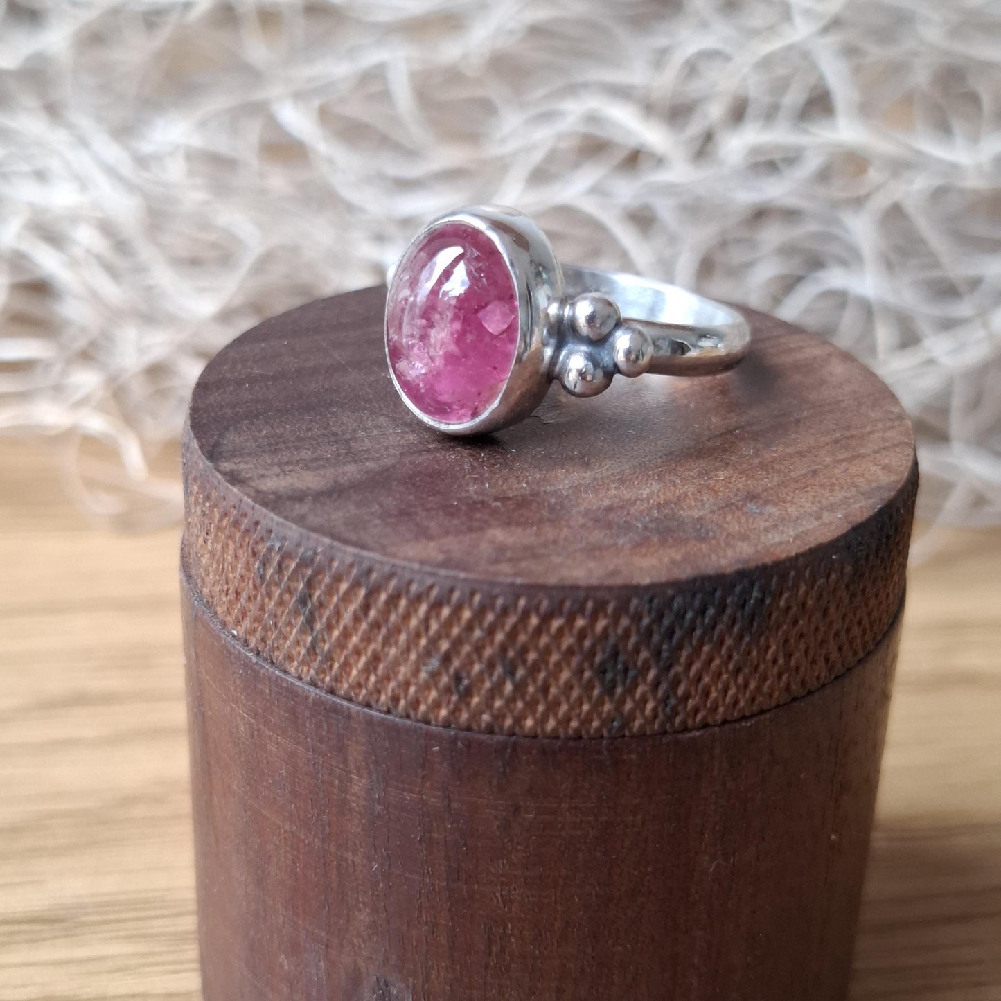 Anillo de turmalina rosa engarzada en plata 925