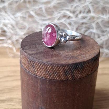 Anillo de turmalina rosa engarzada en plata 925