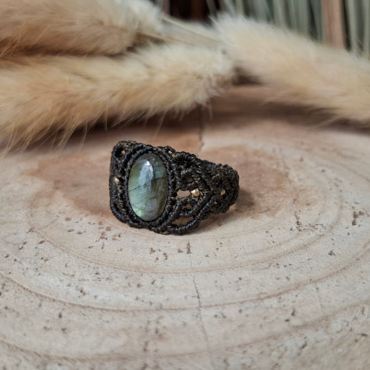 Anillo de macramé con labradorita