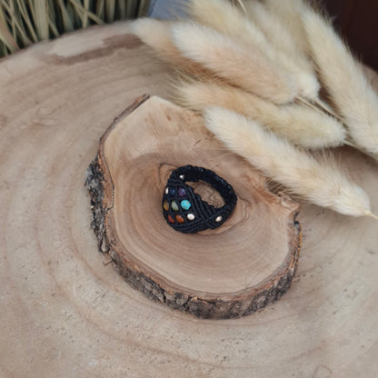 Anillo de macramé con los 7 chakras.