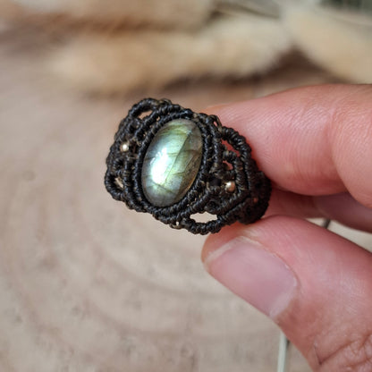 Anillo de macramé con labradorita