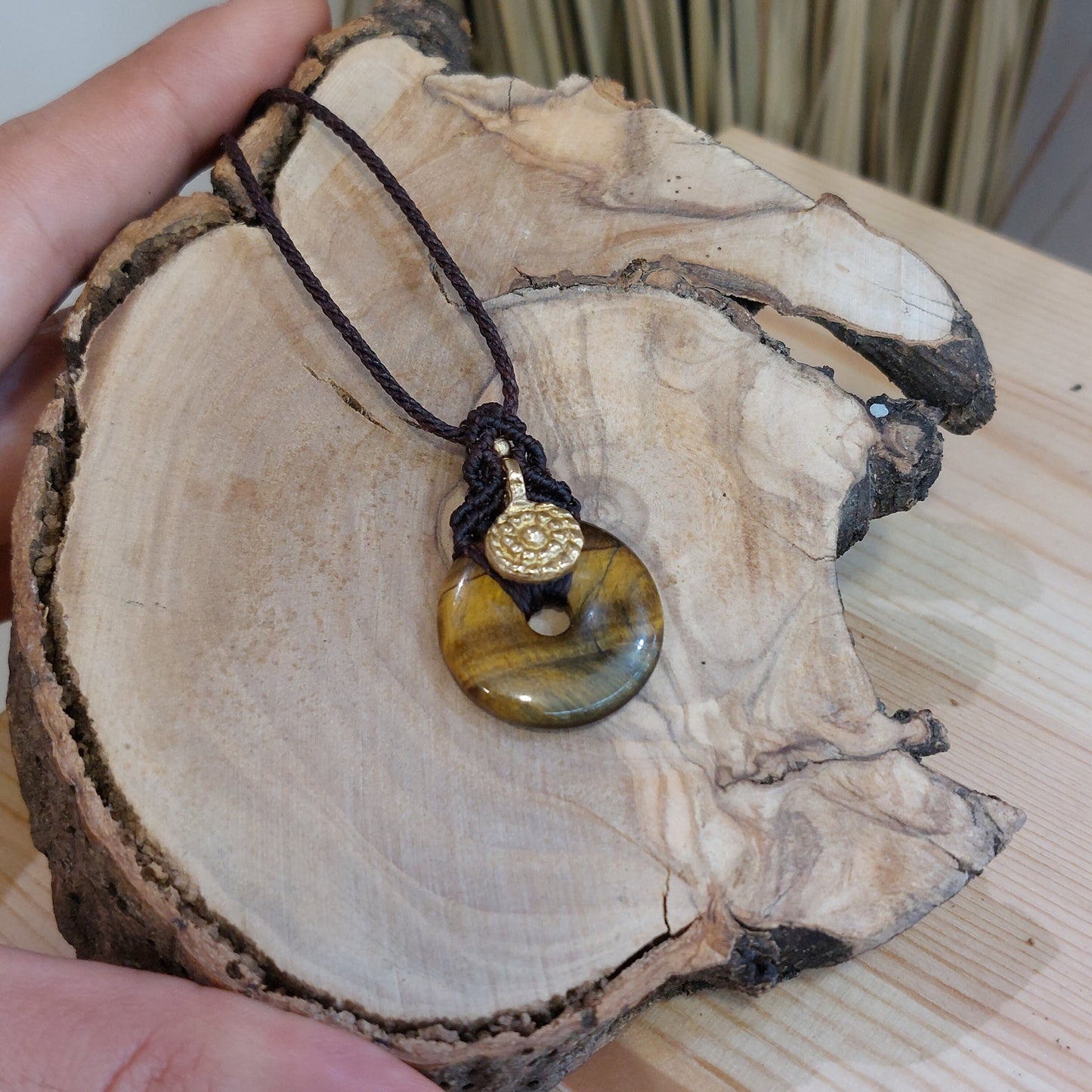 Colgante de macramé artesanal con ojo de tigre.