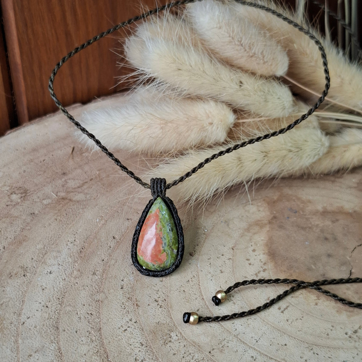 Colgante de macramé con Unakita