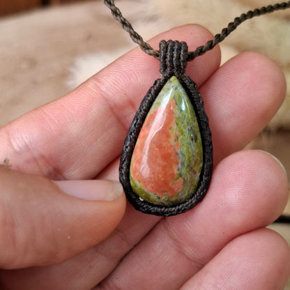 Colgante de macramé con Unakita