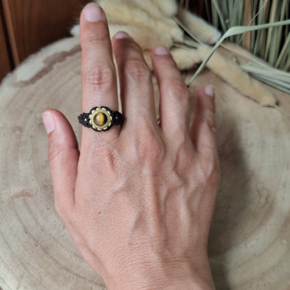 Anillo de macramé con ojo de tigre