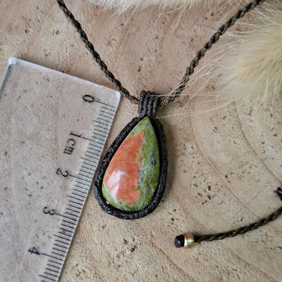 Colgante de macramé con Unakita