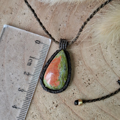 Colgante de macramé con Unakita