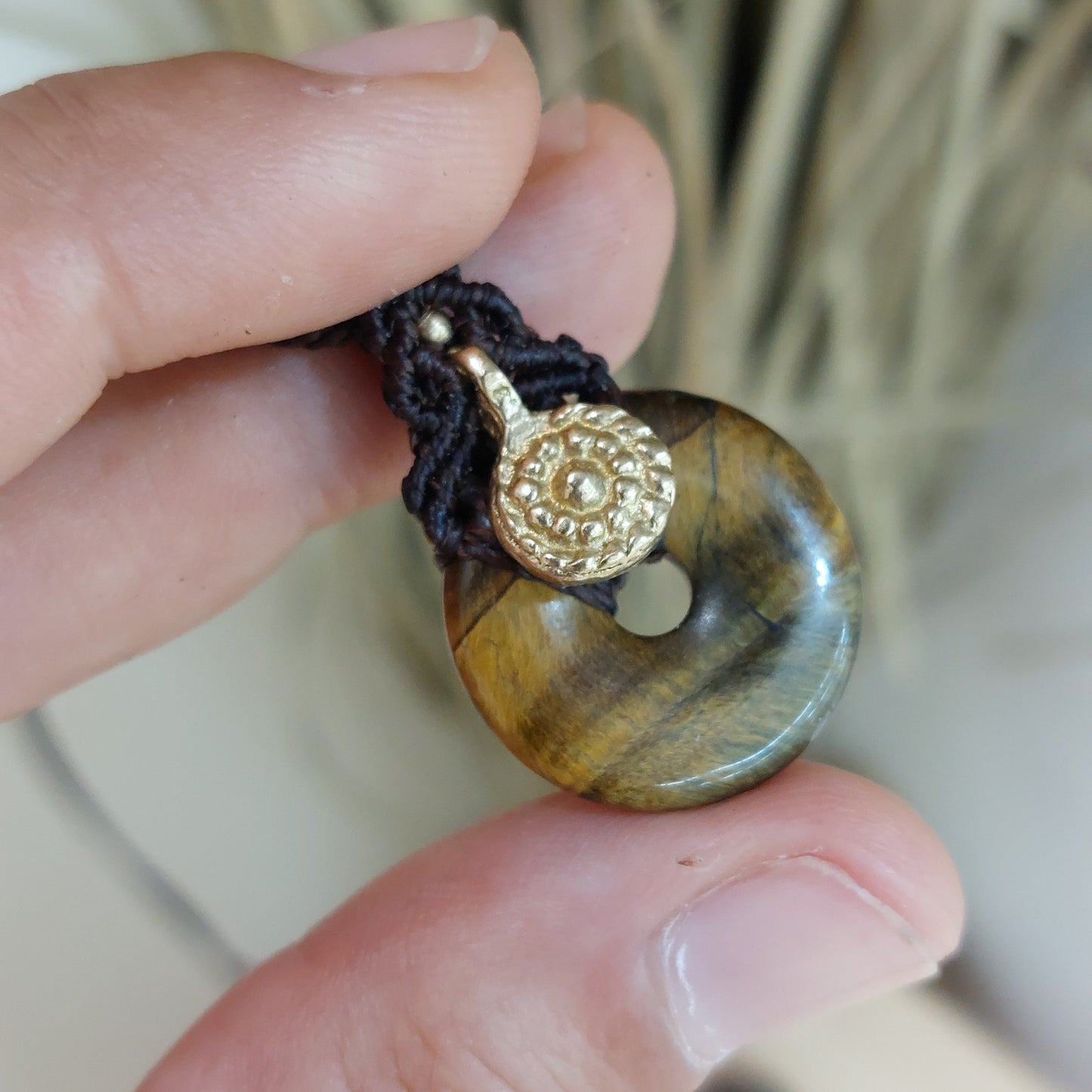Colgante de macramé artesanal con ojo de tigre.