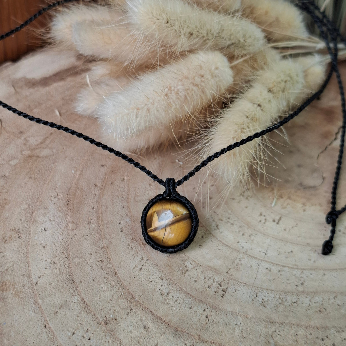 Colgante básico de macramé con ojo de tigre