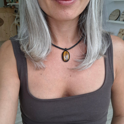 Collar de macramé con ojo de tigre.