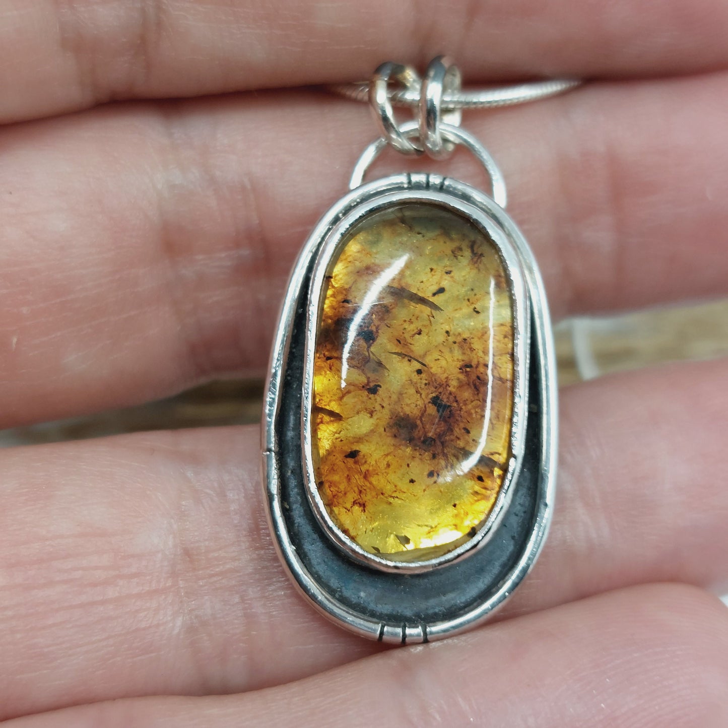 Colgante de plata 925 con ámbar natural.