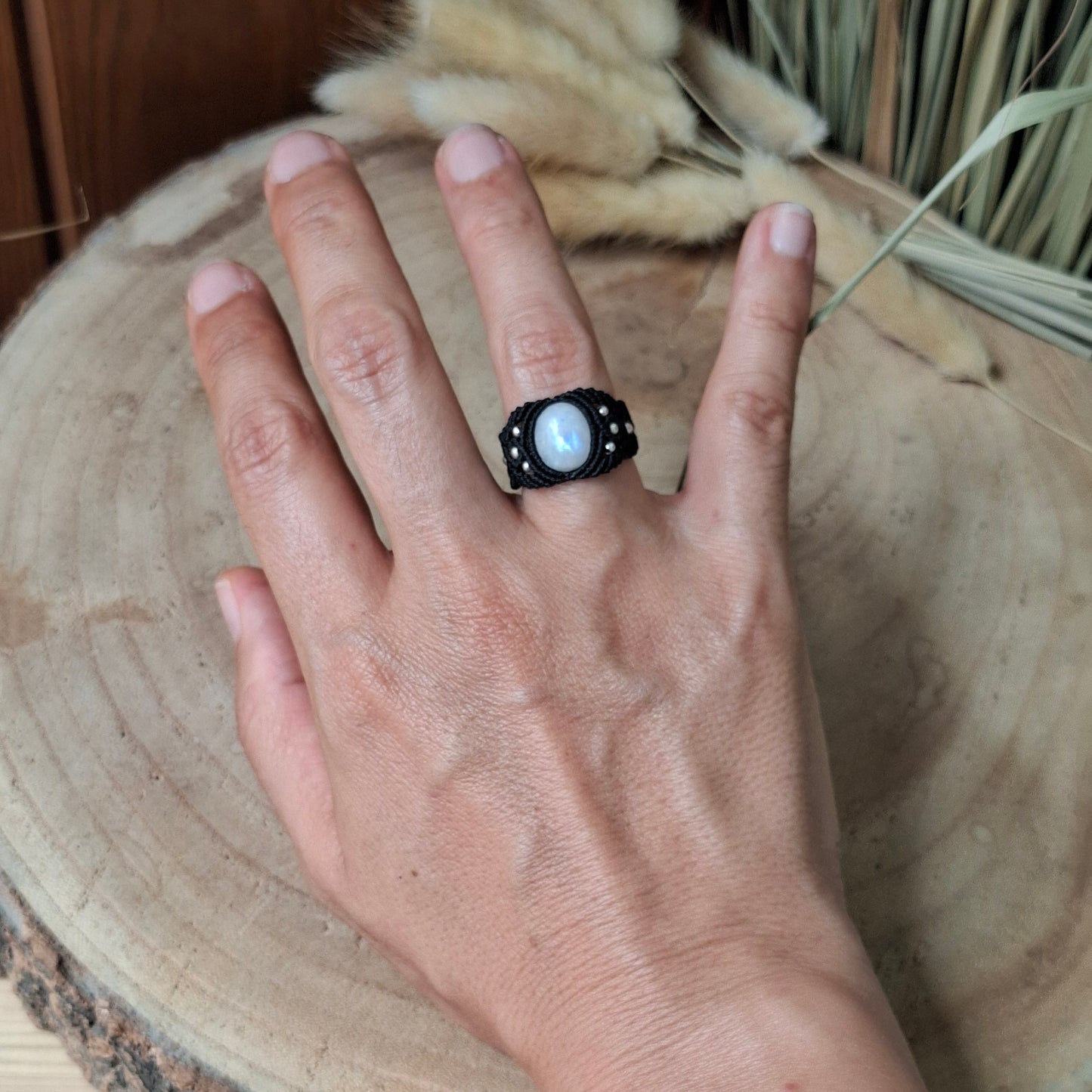 Anillo de macrame con piedra luna arcoiris