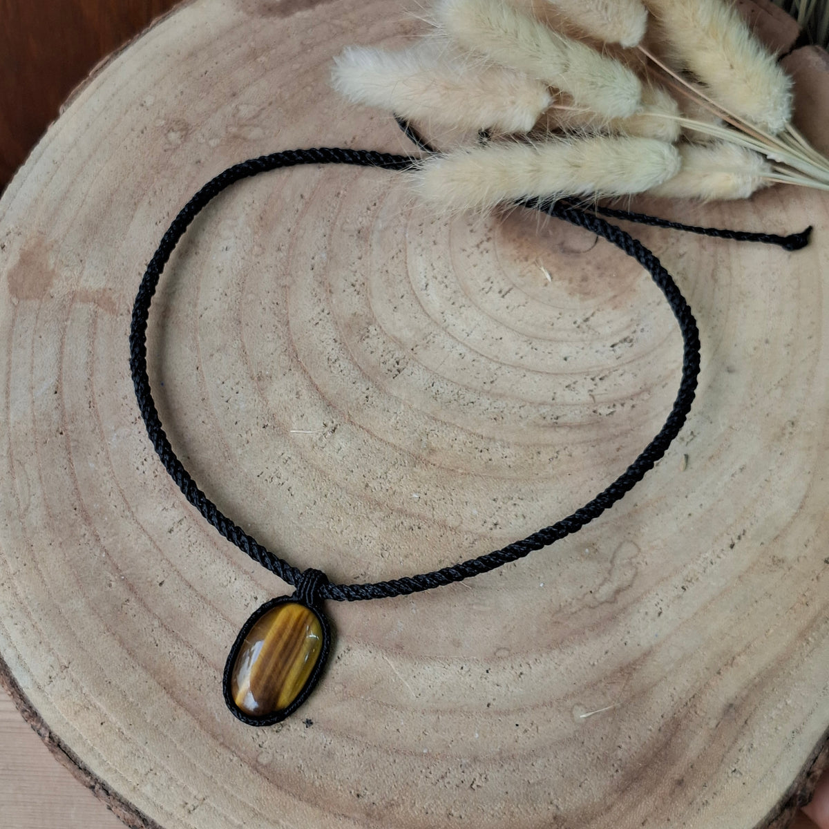 Collar de macramé con ojo de tigre.