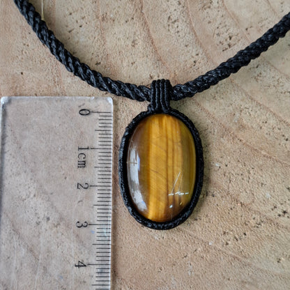 Collar de macramé con ojo de tigre.
