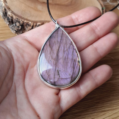 Colgante de labradorita morada engarzada con plata 925. Sorpresa en la parte posterior!