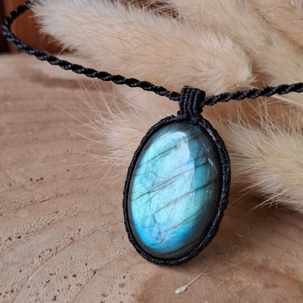 Colgante de labradorita azul.
