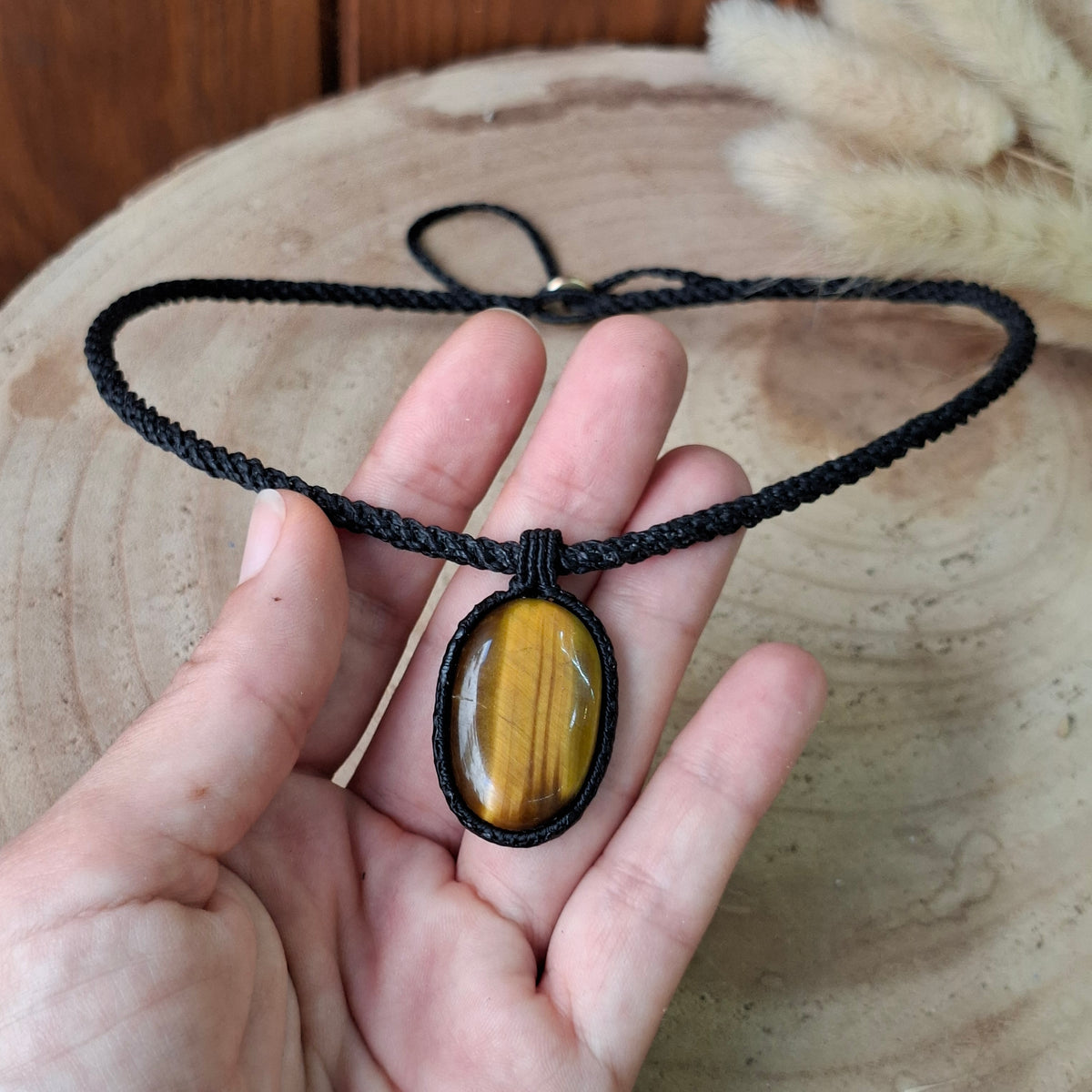 Collar de macramé con ojo de tigre.