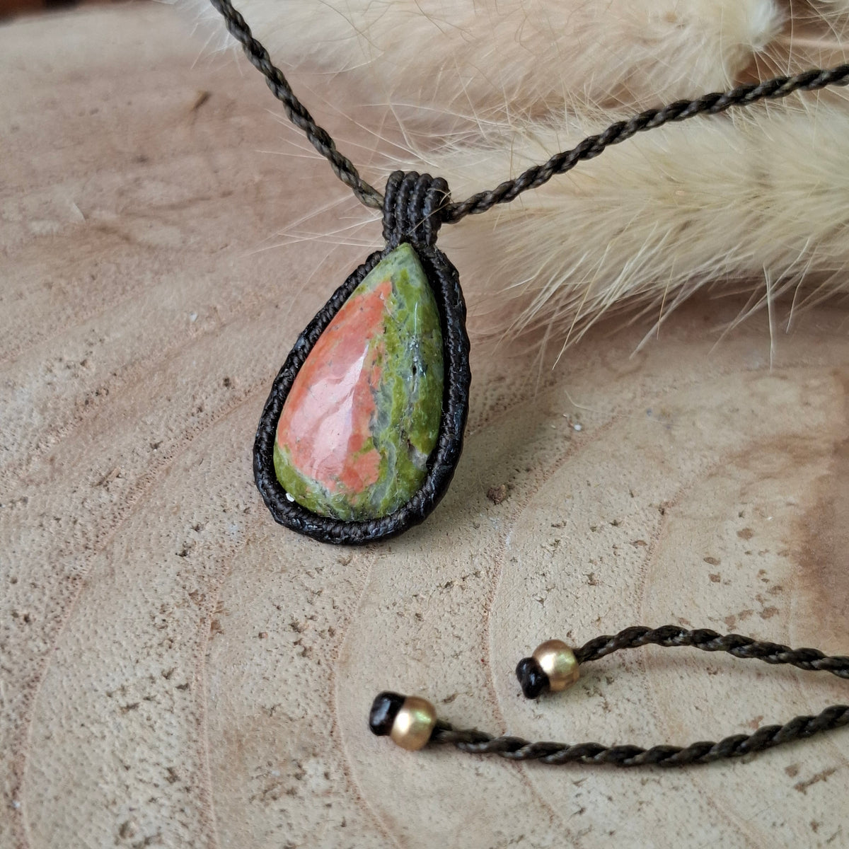 Colgante de macramé con Unakita