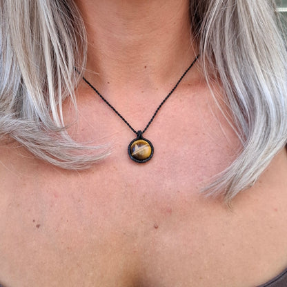 Colgante básico de macramé con ojo de tigre