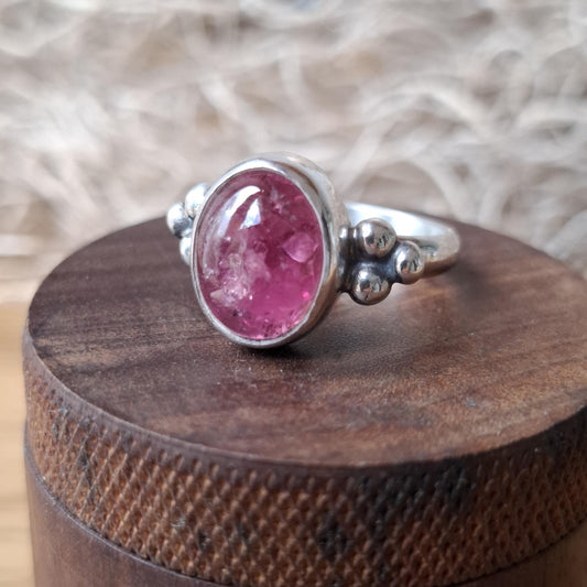 Anillo de turmalina rosa engarzada en plata 925