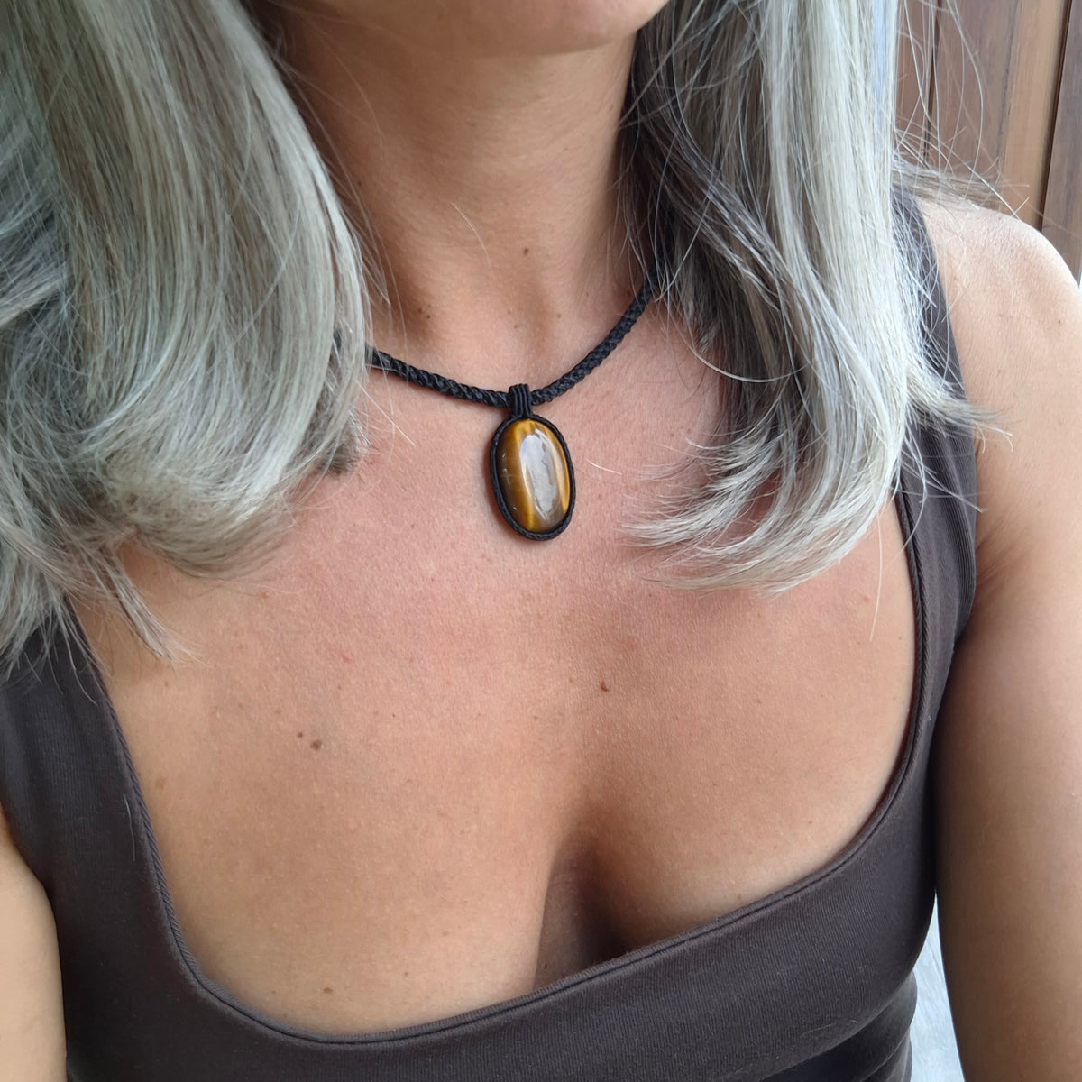 Collar de macramé con ojo de tigre.