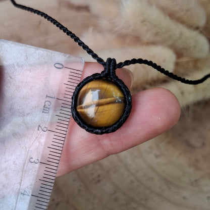Colgante básico de macramé con ojo de tigre