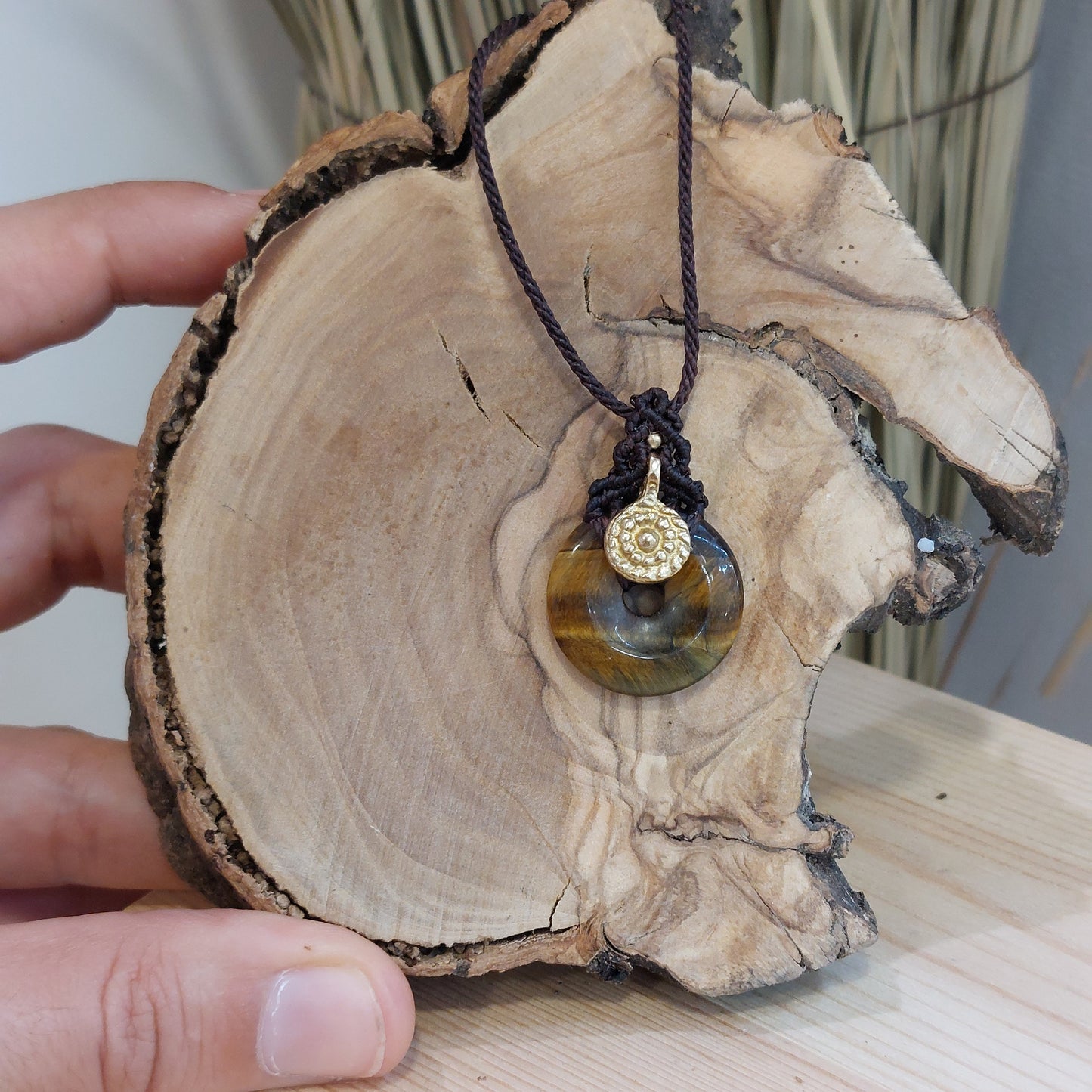 Colgante de macramé artesanal con ojo de tigre.