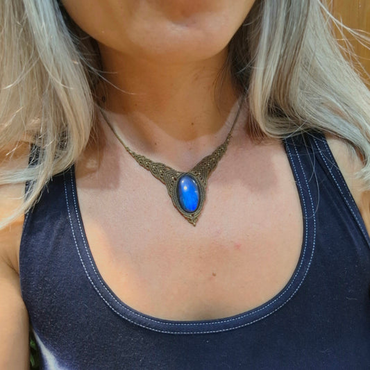 Collar de macramé con labradorita azul.