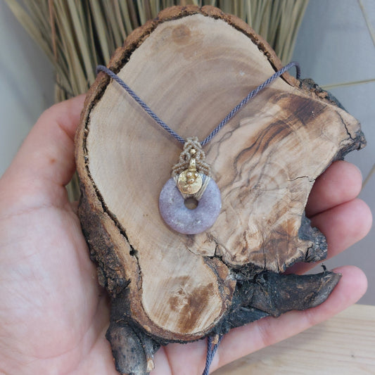 Colgante de macramé con mica lepidolita.