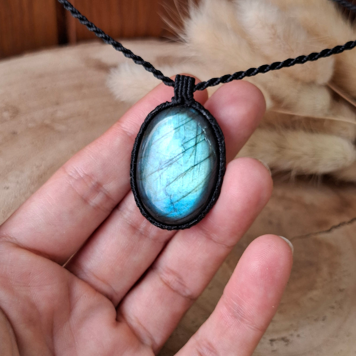 Colgante de labradorita azul.
