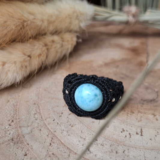 Anillo de macramé con larimar
