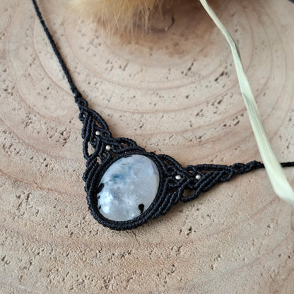 Collar con piedra luna arcoiris