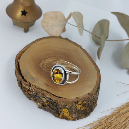 Anillo de plata con ámbar natural.