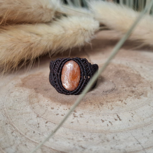 Anillo de macramé con piedra sol