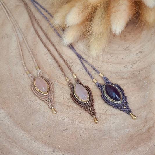 Collares de macramé con piedras naturales.