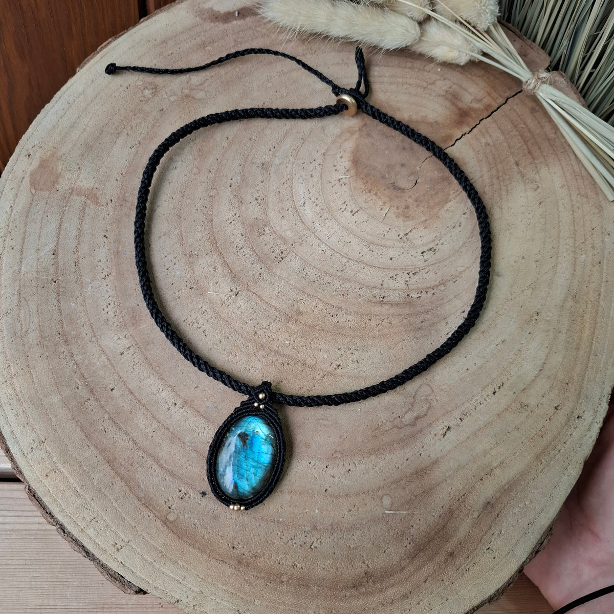 Collar de macramé con labradorita.