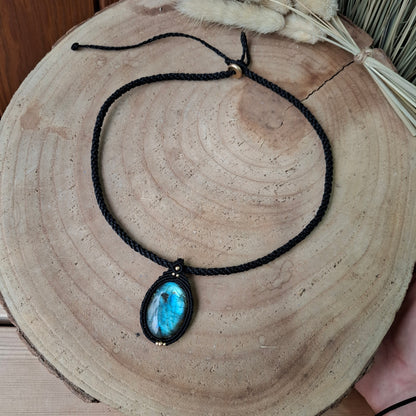 Collar de macramé con labradorita.