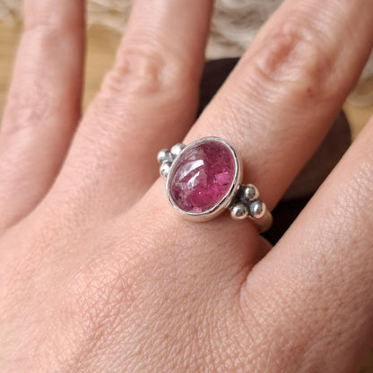 Anillo de turmalina rosa engarzada en plata 925